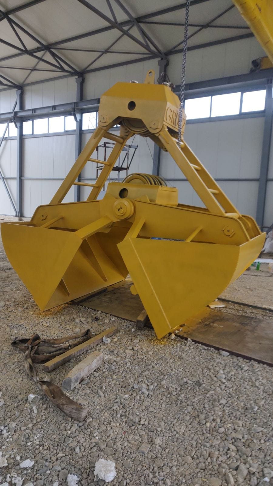 Detail of the welded grab — jaws, pivots and load-bearing frames