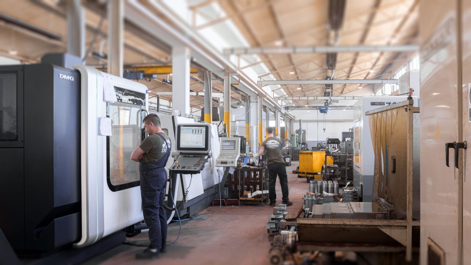 Pogon Srebrnac Produkta u Kruševcu — red CNC obradnih centara i dva operatera za upravljačkim pultovima