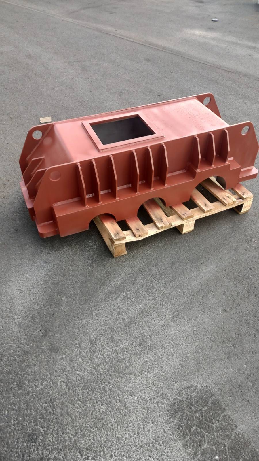 Welded gearbox housing with ribs and an inspection opening, on a pallet